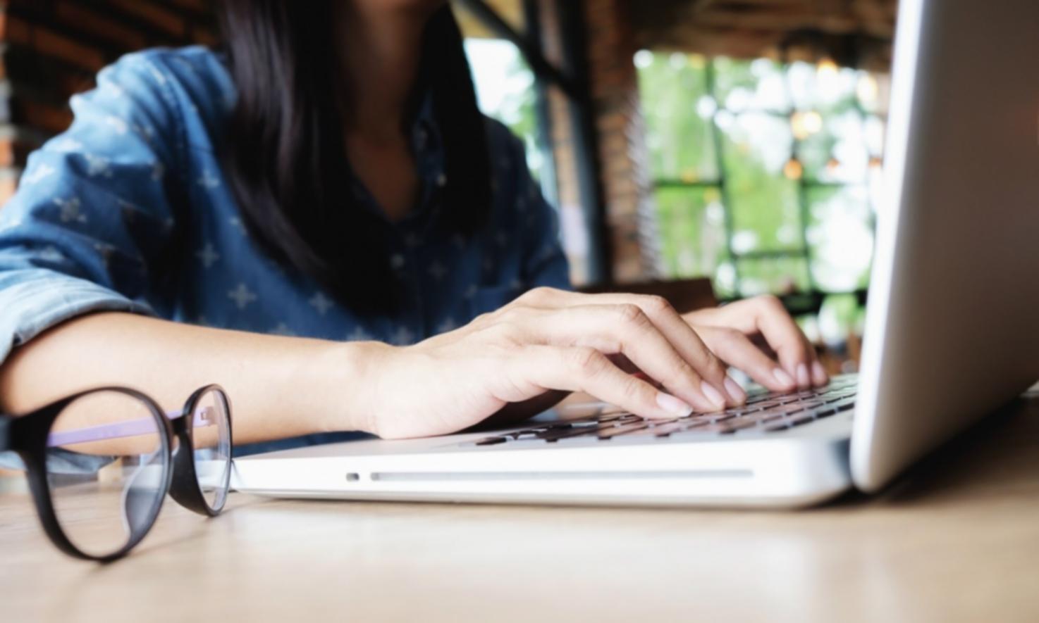 Eğitim programı katılımcıları modern finans teknolojileri üzerinde çalışırken